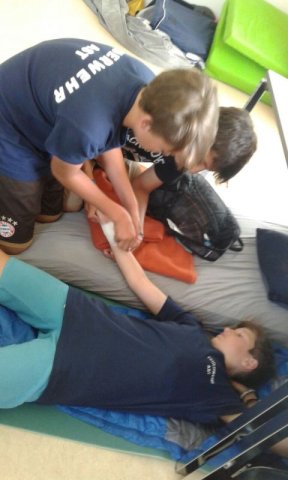 Feuerwehrjugend hält 24 Stunden Bereitschaft - Erste Hilfe Ausbildung